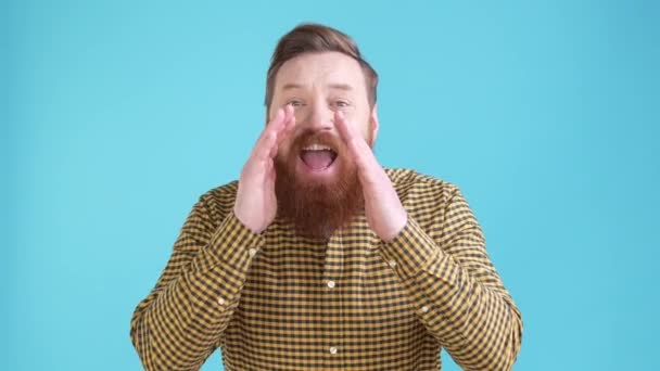Guy vertelt iedereen gekke verkoop geïsoleerde blauwe kleur achtergrond — Stockvideo
