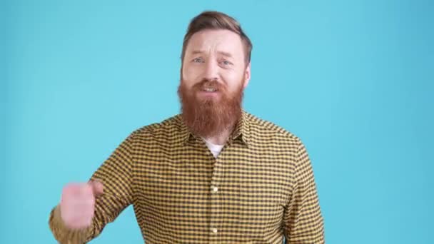 Guy manager haat probleem problemen geïsoleerde blauwe kleur achtergrond — Stockvideo