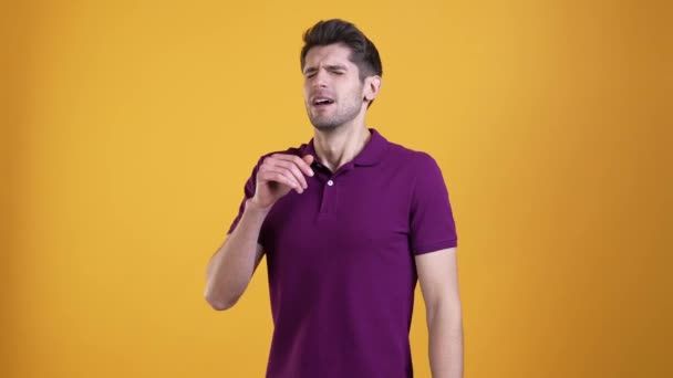 Guy voelt zich slecht pandemische influenza geïsoleerde levendige kleur achtergrond — Stockvideo