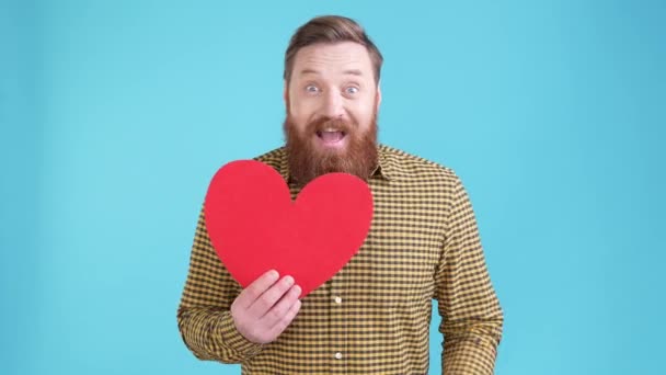 Guy impressed heart present cuddle isolated blue color background — Vídeo de Stock