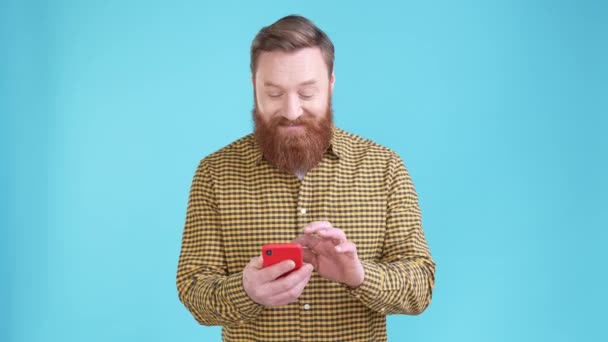 Guy utiliser application gadget isolé fond de couleur bleue — Video