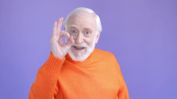 Aged man promoter make okay symbol isolated bright color background — Video