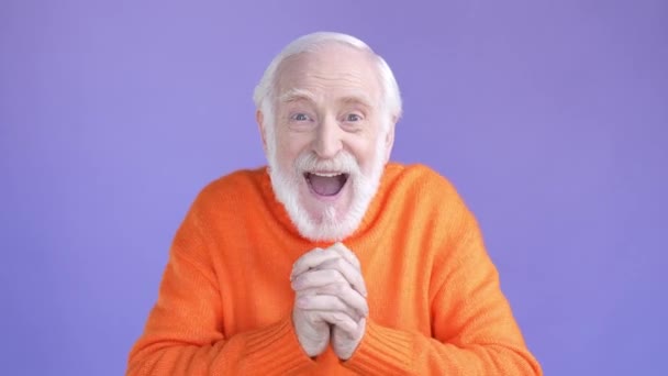 Aged man impressed incredible discounts isolated shine color background — Stok video