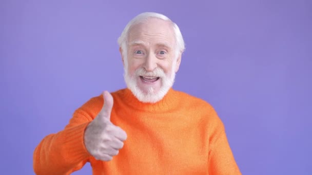 У віці людина позитивний макіяж великий палець символ ізольований яскравий кольоровий фон — стокове відео