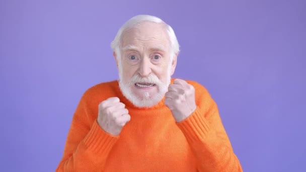 Åldrad man känner rasande skrika kamp isolerad glans färg bakgrund — Stockvideo