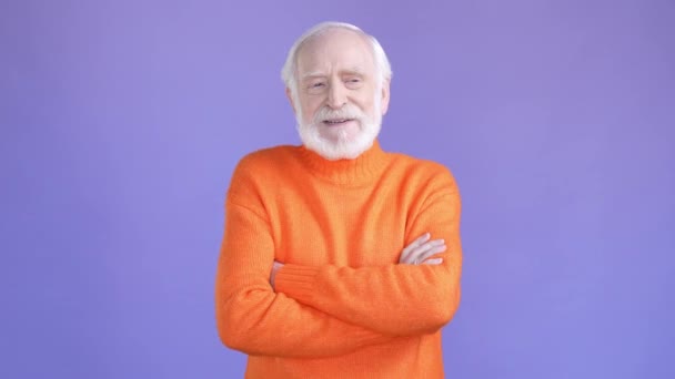 Glada farfar korsar armar isolerad ljus färg bakgrund — Stockvideo