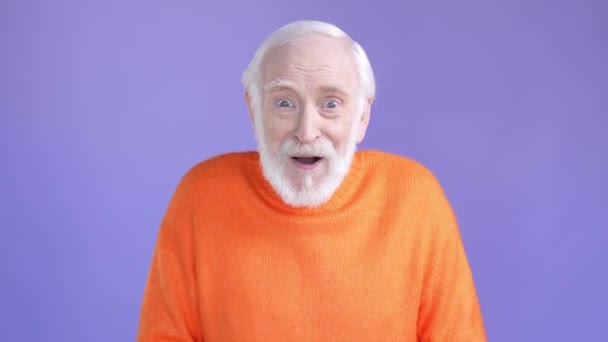 Middle aged man impressed present isolated shine color background — Stok video