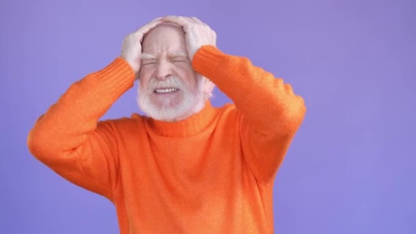 Åldrad man lider fruktansvärda huvud smärta hoppare isolerad glans färg bakgrund — Stockvideo