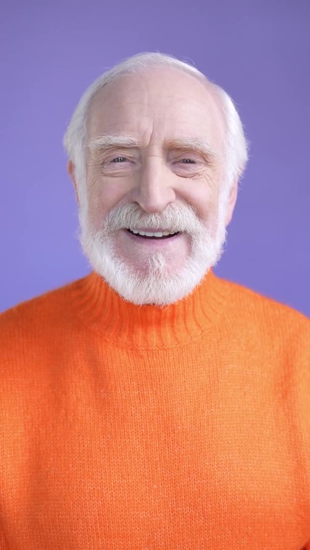 Pria lanjut usia menikmati tersenyum terisolasi di latar belakang warna yang bersemangat — Stok Video