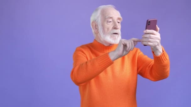Aged man answer gagdet greet hello grandson isolated shine color background — Vídeo de Stock