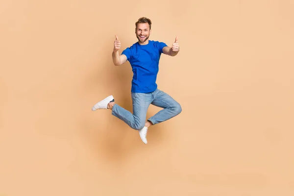 Πλήρης φωτογραφία του σώματος του ενθουσιασμένοι χαρούμενος άνθρωπος δύο χέρια δείχνουν τον αντίχειρα επάνω απομονωμένο σε μπεζ φόντο χρώμα — Φωτογραφία Αρχείου