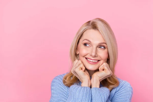 Photo of funny mature blond lady hands face look promo wear blue pullover isolated on pink color background — Stock fotografie