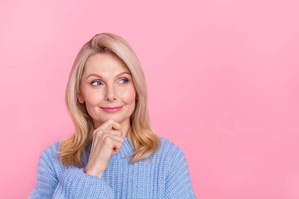 Foto av senior tänka blond dam ser promo bära blå pullover isolerad på rosa färg bakgrund — Stockfoto