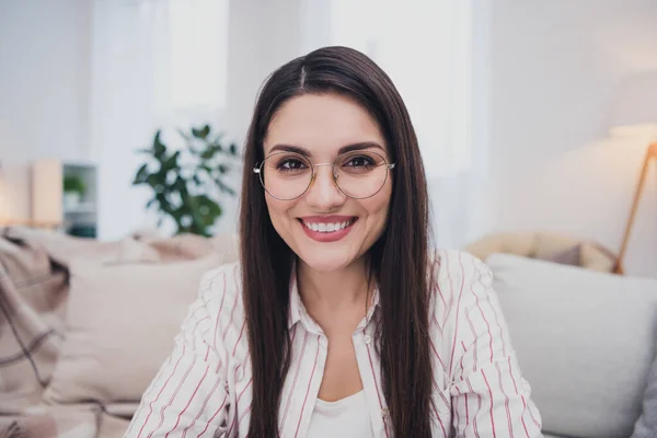 Portret van aantrekkelijke vrolijke langharige vrouw bellen web verbinding thuis blijven — Stockfoto