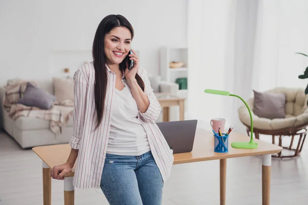 Portrait of atraktif ceria manajer wanita berambut panjang berbicara di telepon bekerja dari jarak jauh di dalam rumah — Stok Foto