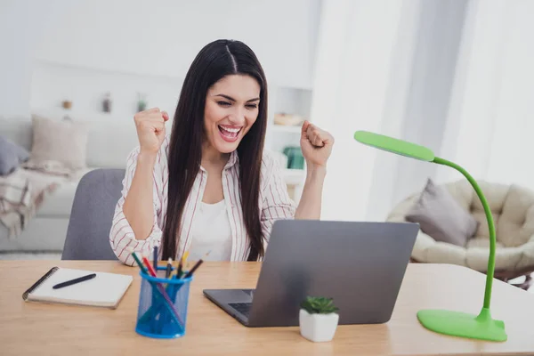 Portrait d'attrayant joyeux heureux femme aux cheveux longs utilisant ordinateur portable se réjouissant avoir du plaisir à la maison à l'intérieur — Photo