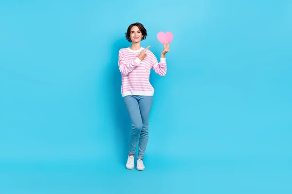 Foto em tamanho completo do tipo ativista menina positiva promovendo cuidados de saúde mantenha o coração de papel rosa isolado no fundo de cor azul — Fotografia de Stock