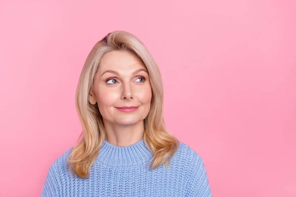 Foto av mogen rolig blond dam ser promo bära blå pullover isolerad på rosa färg bakgrund — Stockfoto