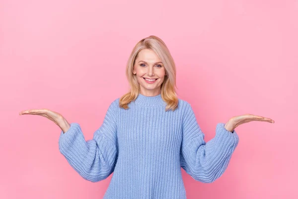 Photo of funny senior blond lady hold empty space wear blue pullover isolated on pink color background — Foto de Stock