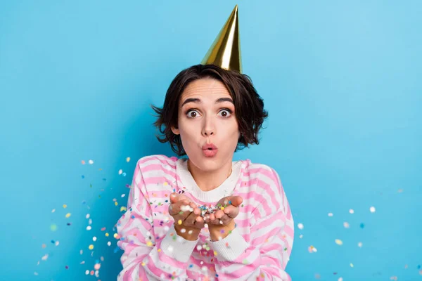 Portrét docela sladké pozitivní dívka bavte se na narozeninové události party vyhodit vás konfety izolované na modrém pozadí — Stock fotografie
