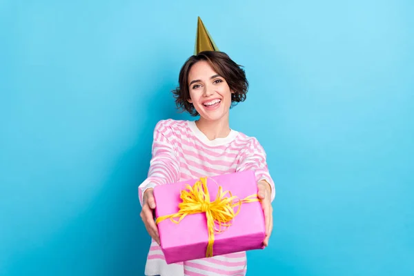 Fotografie dobře vypadající veselá dívka oslavit slavnostní vám dárek box izolované na modrém pozadí — Stock fotografie