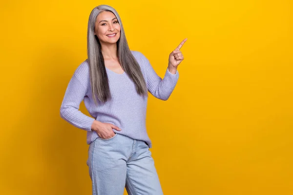 Foto di affascinante nonna matura promuovere dimostrare annuncio prodotto isolato su sfondo di colore giallo — Foto Stock