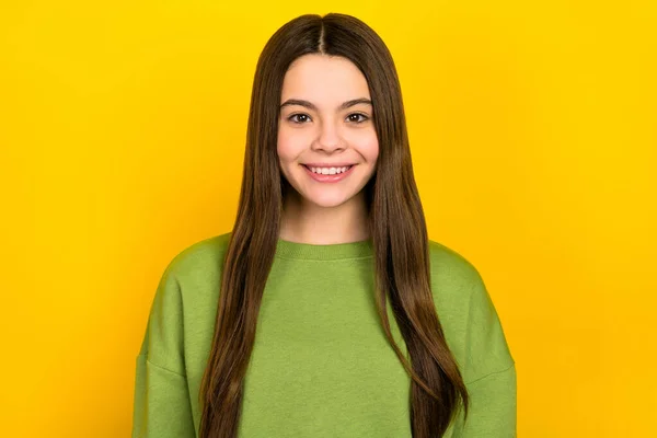 Photo of young cheerful lovely girl good mood toothy smile smart isolated over yellow color background — Stock Fotó