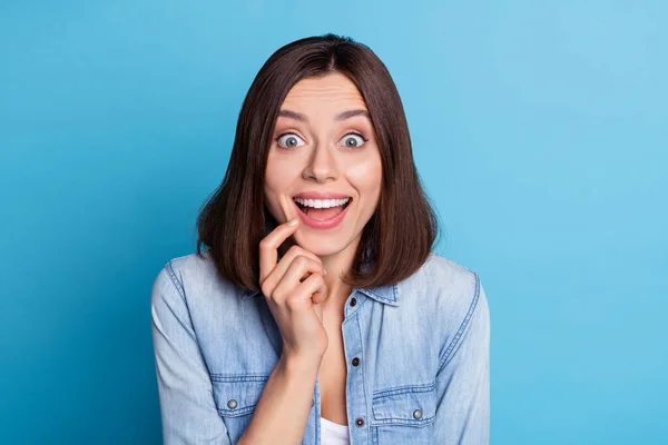 Porträtt av nöjd glad dam finger beröring haka utseende kamera toothy leende isolerad på blå färg bakgrund — Stockfoto