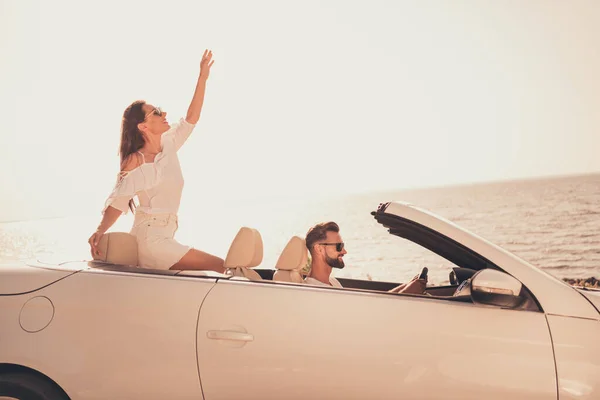 Фотопортрет молодая пара улыбается катаясь на машине у моря летом наслаждаясь путешествием — стоковое фото