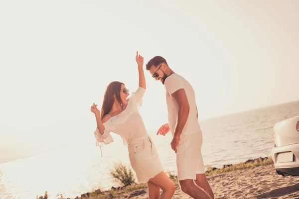 Retrato de pareja alegre adorable atractiva despreocupada bailando teniendo diversión cita descanso relajarse en plage verano al aire libre —  Fotos de Stock