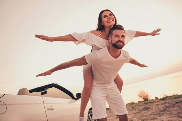 Foto di giovane coppia allegra felice sorriso positivo avere mani divertenti ali aereo avventura viaggio spiaggia all'aperto — Foto Stock