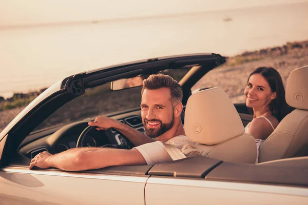 Foto di buon umore affascinante moglie marito indossare abiti casual guida cabriolet sorridente all'aperto spiaggia natura — Foto Stock