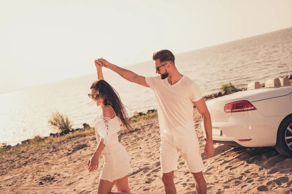 Foto de pareja joven feliz sonrisa positiva divertirse baile playa coche playa romántico verano naturaleza al aire libre —  Fotos de Stock