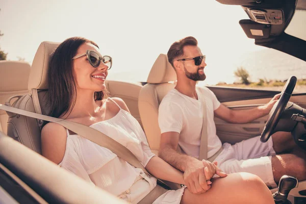 Foto di marito e moglie buon umore cavalcare cavaliere veicolo strada tenere le mani romanticismo supporto viaggio all'aperto — Foto Stock