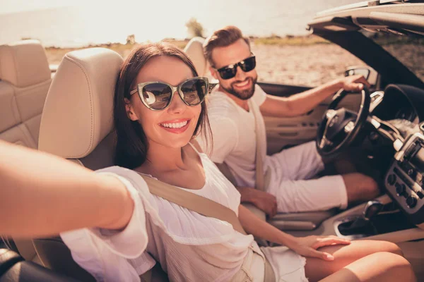 Self-portrait of attractive cheerful couple riding car spending free time weekend fresh air relax outdoors — Foto Stock