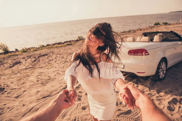 Foto di marito moglie romantica luna di miele vacanza divertirsi tenersi per mano veicolo cabriolet all'aperto — Foto Stock