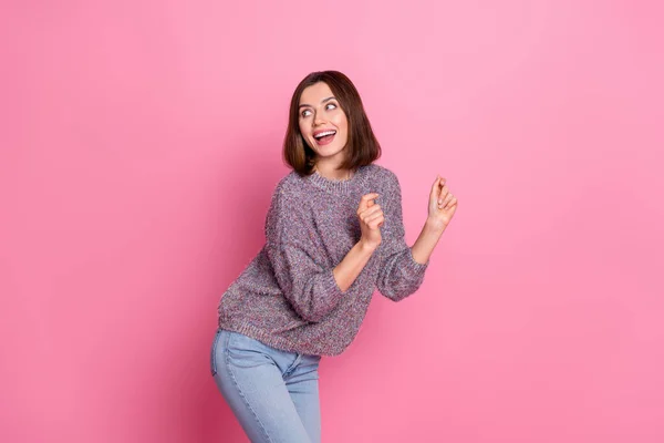 Retrato de chica alegre atractiva bailando moviéndose divirtiéndose aislado sobre fondo de color pastel rosa —  Fotos de Stock