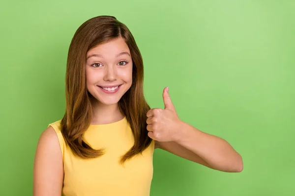 Foto de menina alegre jovem promotor show thumb-up aprovar perfeito seleto isolado sobre fundo de cor verde — Fotografia de Stock