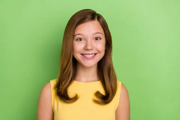 Foto van jong vrolijk mooi meisje goed humeur tand glimlach slim geïsoleerd over groene kleur achtergrond — Stockfoto