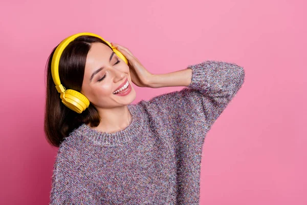 Porträtt av attraktiva drömska glada flicka lyssna musik njuter vila fritid tidsfördriv isolerad över rosa pastell färg bakgrund — Stockfoto