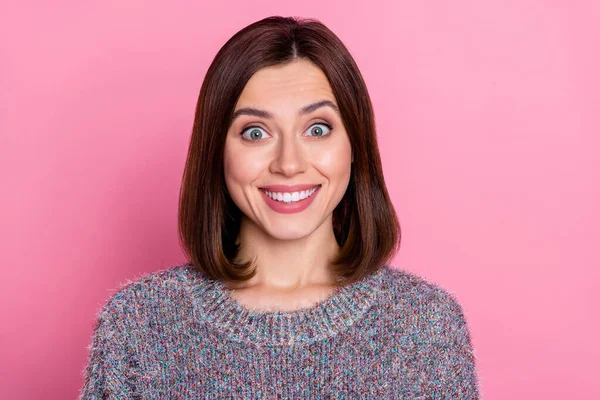 Retrato de atraente alegre menina morena funky sorrindo boa notícia reação isolada sobre cor de fundo pastel rosa — Fotografia de Stock