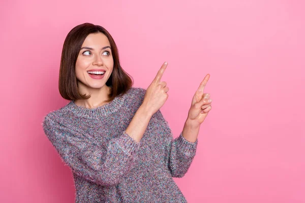 Ritratto di attraente ragazza allegra che mostra copia spazio vuoto annuncio soluzione isolata su sfondo di colore rosa pastello — Foto Stock