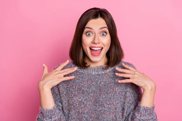 Retrato de atraente alegre menina louca surpreso ter divertido incrível venda isolada sobre cor de fundo pastel rosa — Fotografia de Stock