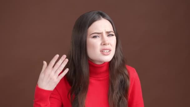 Frustrovaná dáma neslyší tajemství izolované hnědé barvy pozadí — Stock video