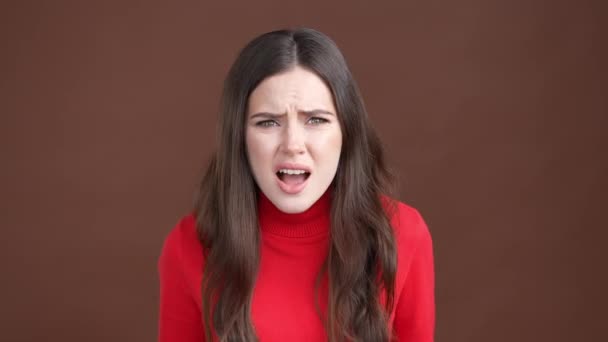 Shocked lady feel anger yell isolated brown color background — Vídeo de stock