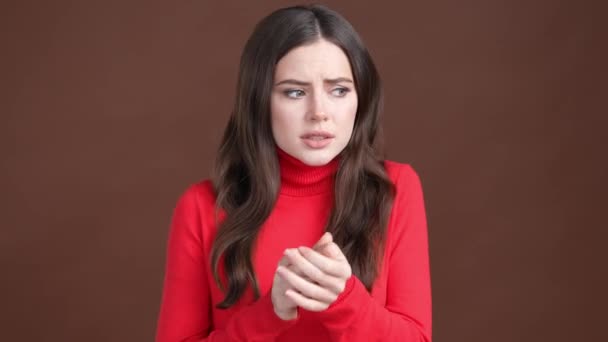 Frustrovaná dáma zkuste teplý dech ruce třesou izolované hnědé barvy pozadí — Stock video