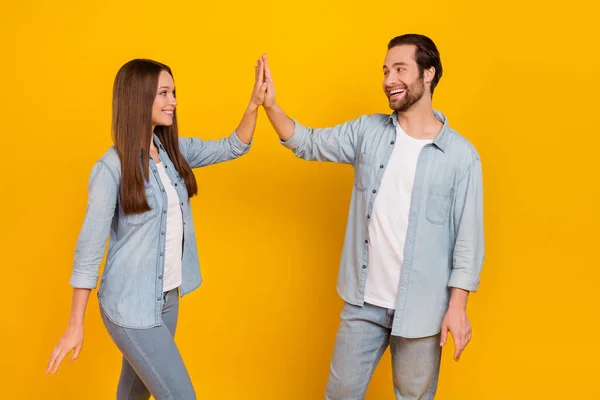 Profile photo of funky millennial brown hairdo couple high five wear trend cloth isolated on yellow background — Foto de Stock