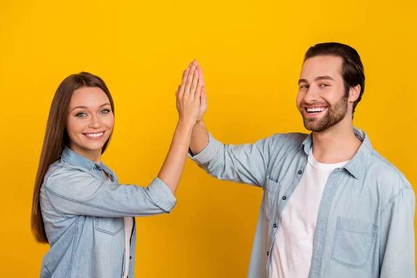 Photo of optimistic millennial brown hairdo couple high five wear trend cloth isolated on yellow background — Foto Stock