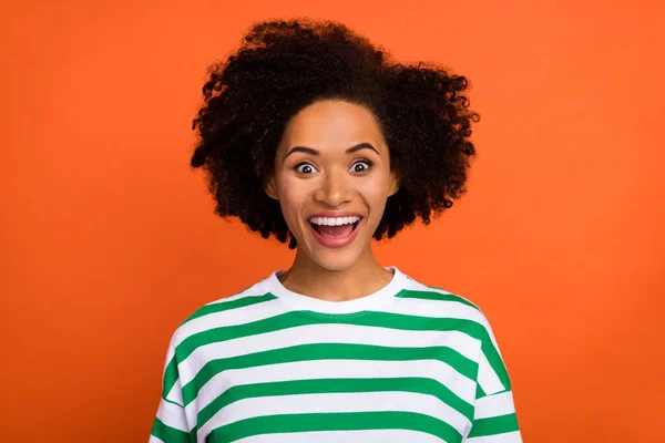 Retrato de chica alegre sorprendido atractivo divertirse grandes noticias aisladas sobre fondo de color naranja brillante — Foto de Stock