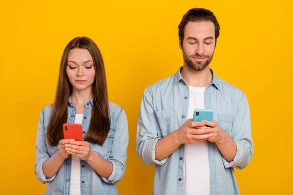 Photo de think young brown hairdo couple look téléphone porter jeans chemise isolée sur fond jaune — Photo